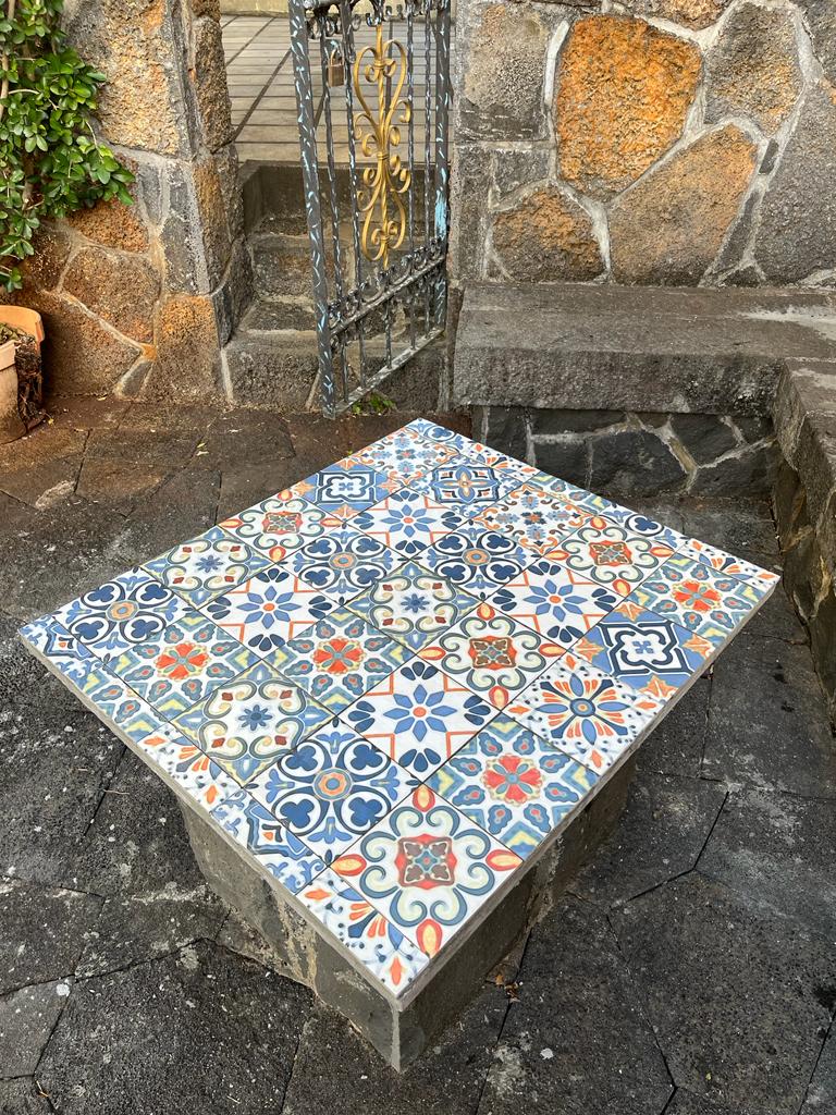 Créer des souvenirs : le projet DIY de table en carreaux marocains d'une famille